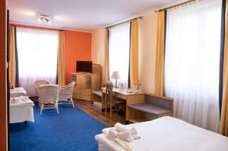 Отели типа «постель и завтрак» Hotelik Kopernik Лидзбарк-Варминьски Трехместный номер-2